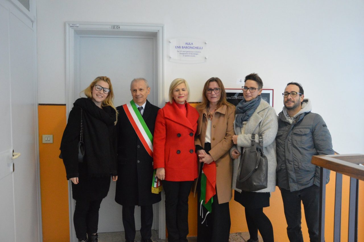 Un’aula e un caco per ricordare la prof Emi Baronchelli
