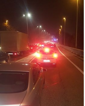 Da giorni lunghe code a Desenzano, altezza Vele