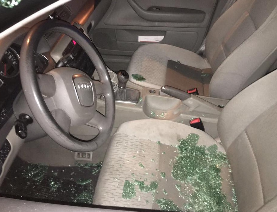 Danneggia le auto in sosta: denunciato