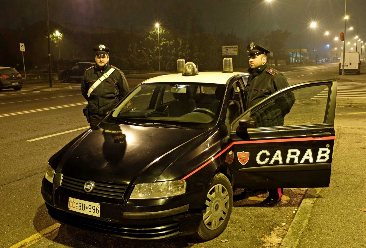 Desenzanese scappa dai carabinieri e si schianta contro un albero