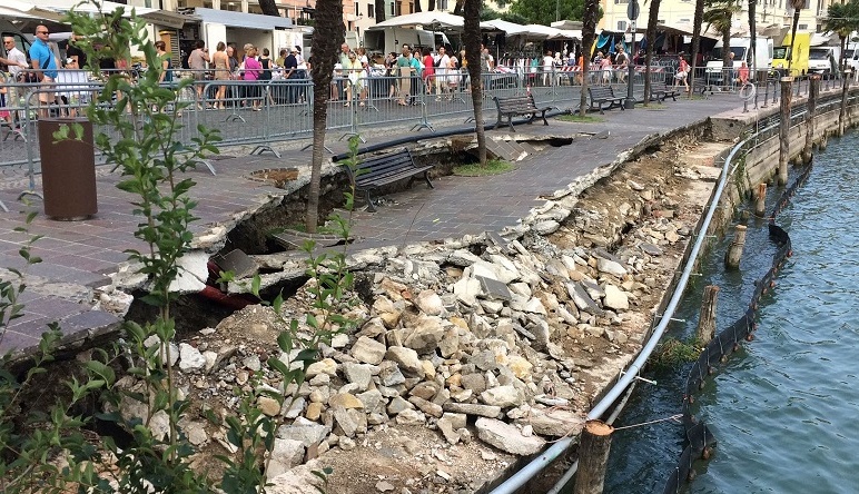 Desenzano, la pioggia fa sprofondare il lungolago