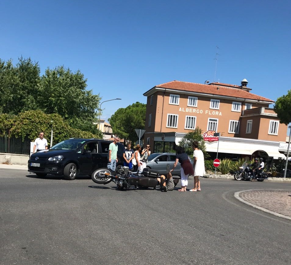 Desenzano, scontro auto moto