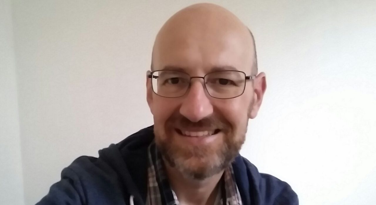 Don Giovanni, il prete che raccoglie fedeli con le vignette