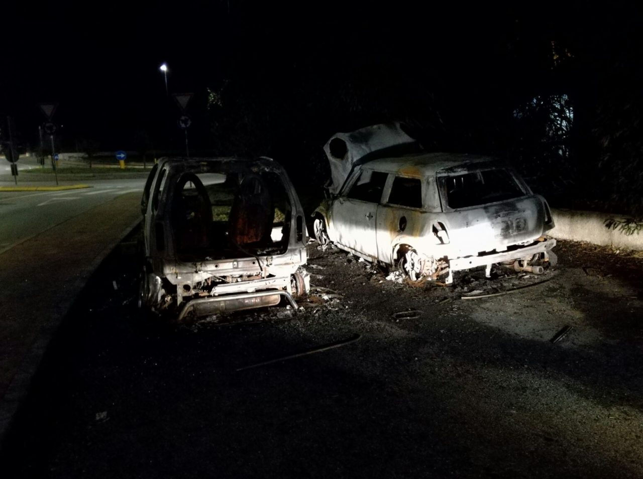 Due auto in fiamme a Desenzano