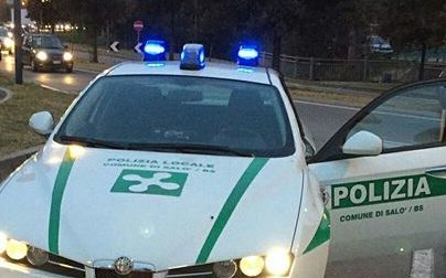 Due incidenti con fuga: ma i vigili li rintracciano