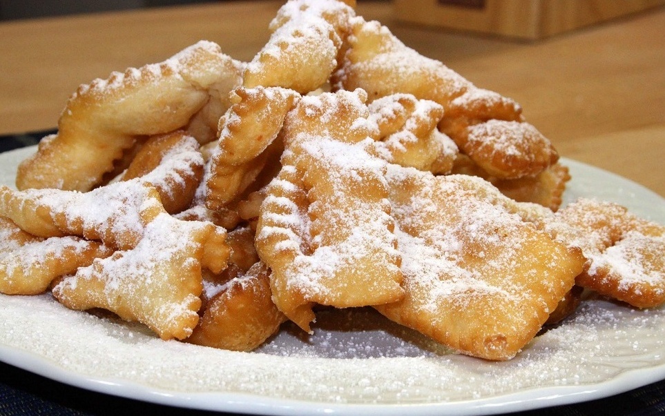E’ carnevale, ecco come si preparano le Chiacchiere