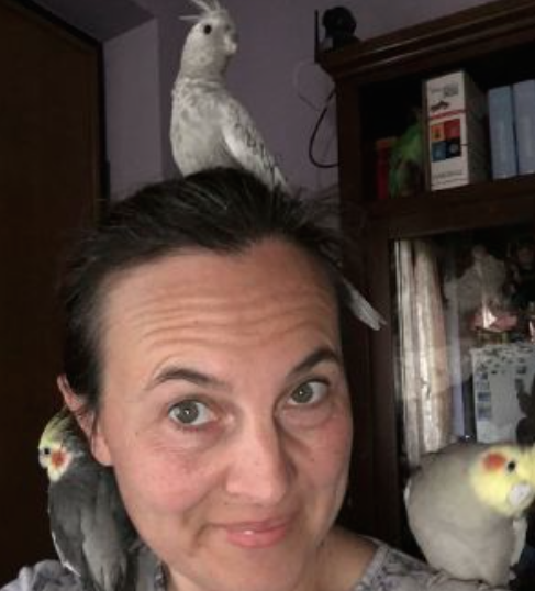 Licenziata mamma Elena ora alleva pappagalli