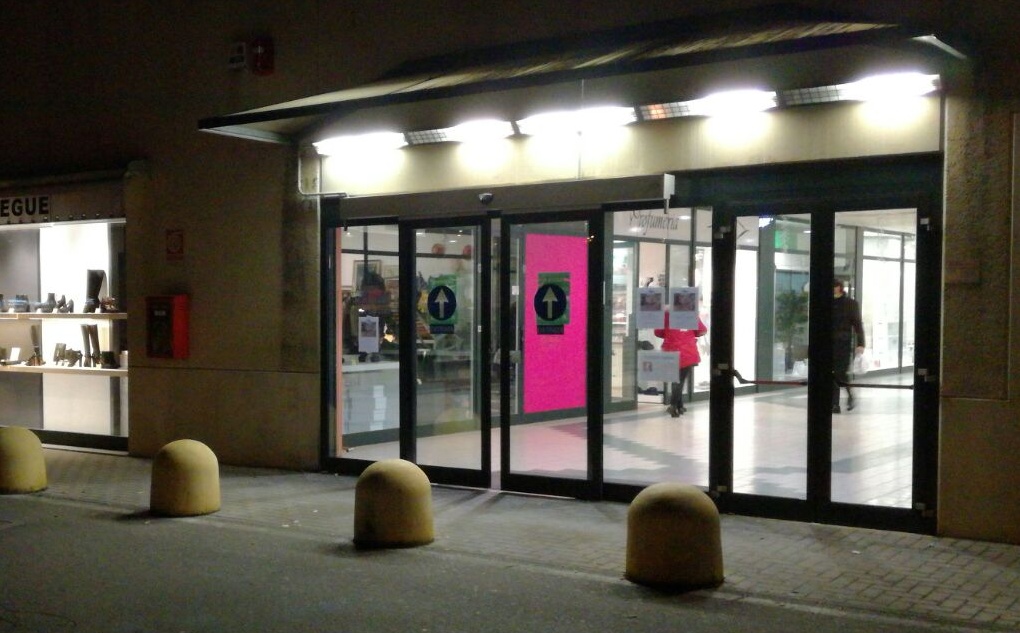 Entra sanguinante al centro commerciale e chiede di telefonare