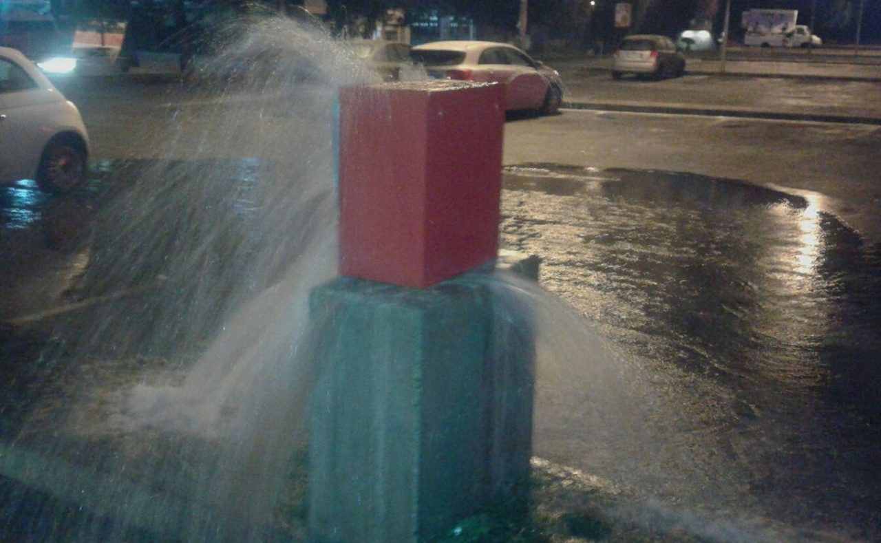 Esplode tubo dell’acqua, pompieri al lavoro