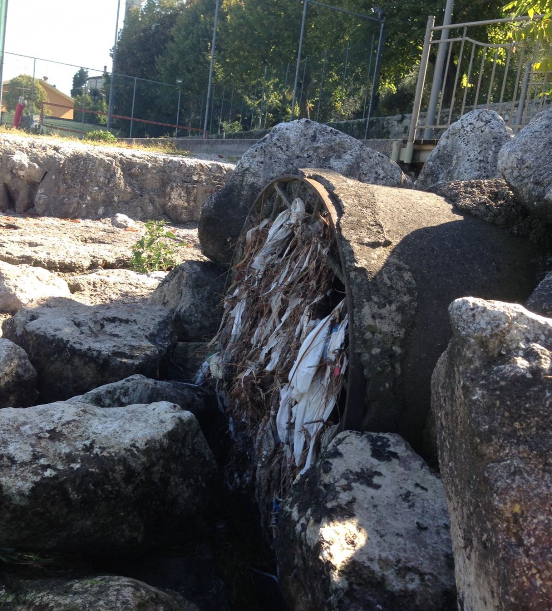 Esposto contro gli scarichi nel lago