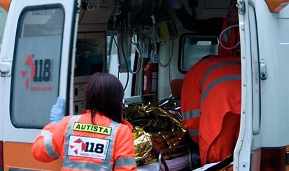 Fa “surf” sull’auto: grave giovane