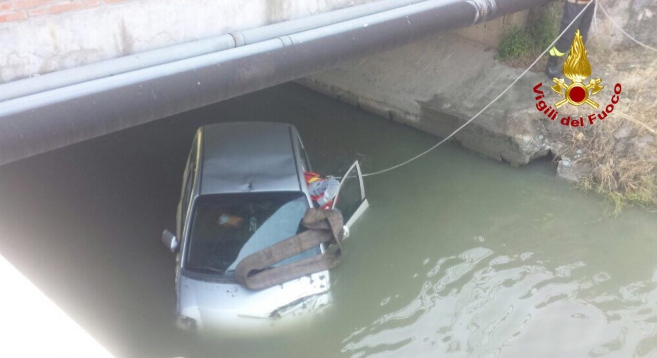 Finisce con l’auto nel canale