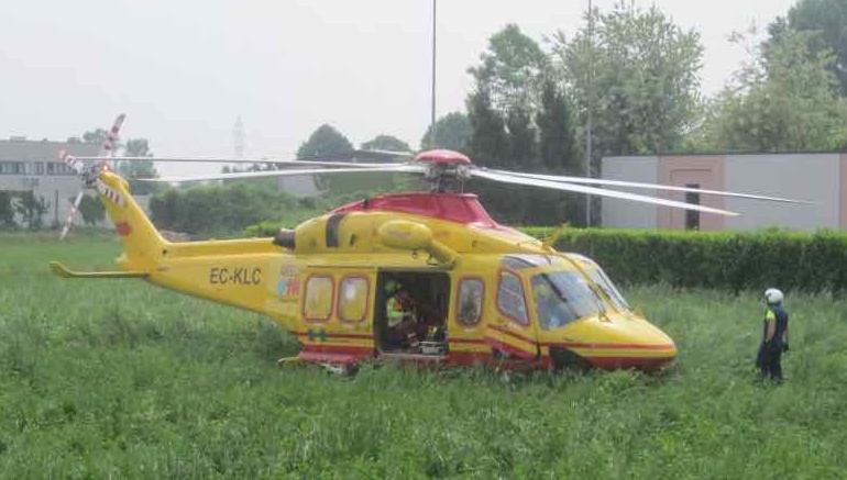 Finisce nel fosso con la moto, grave 43enne