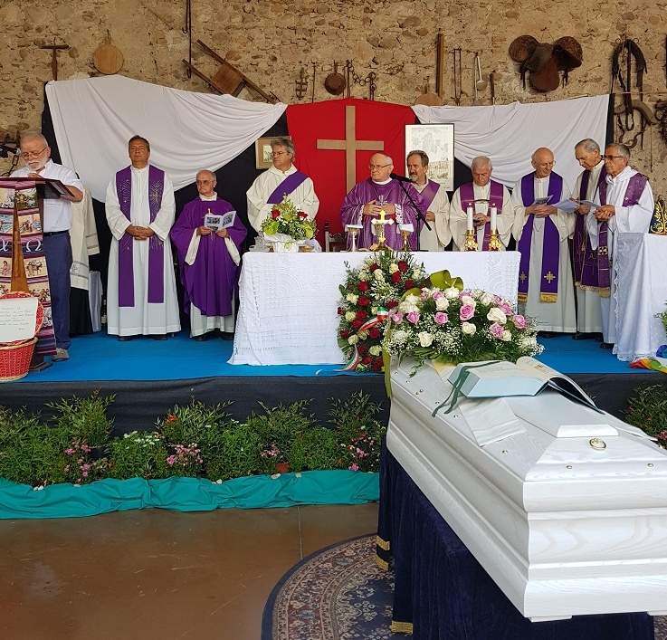 Folla per l’addio a don Bruno