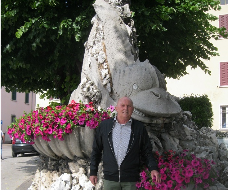 Fontana piazzale Gramsci, finalmente i fiori
