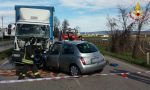 Frontale tra camion e auto: due morti