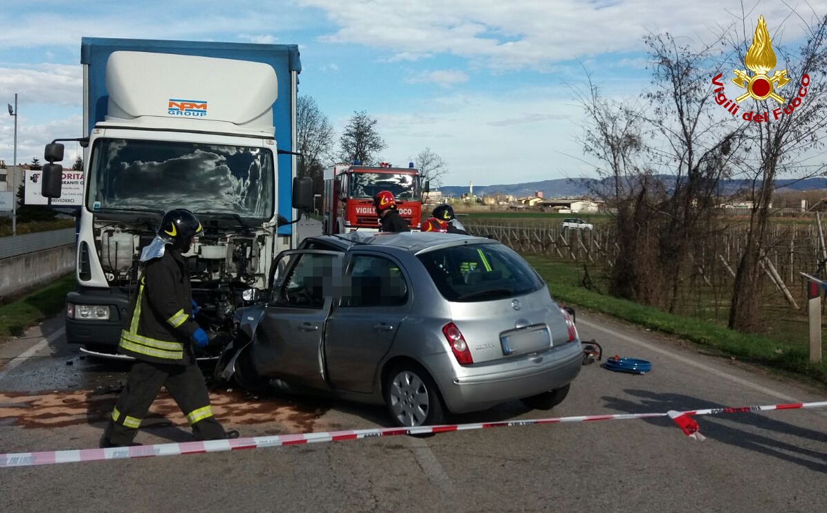 Frontale tra camion e auto: due morti