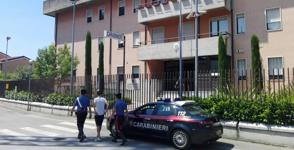 Fumano “Maria” e aggrediscono i carabinieri