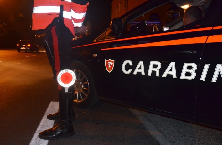 Beccati con bilancino e droga negli slip: un arresto e una denuncia