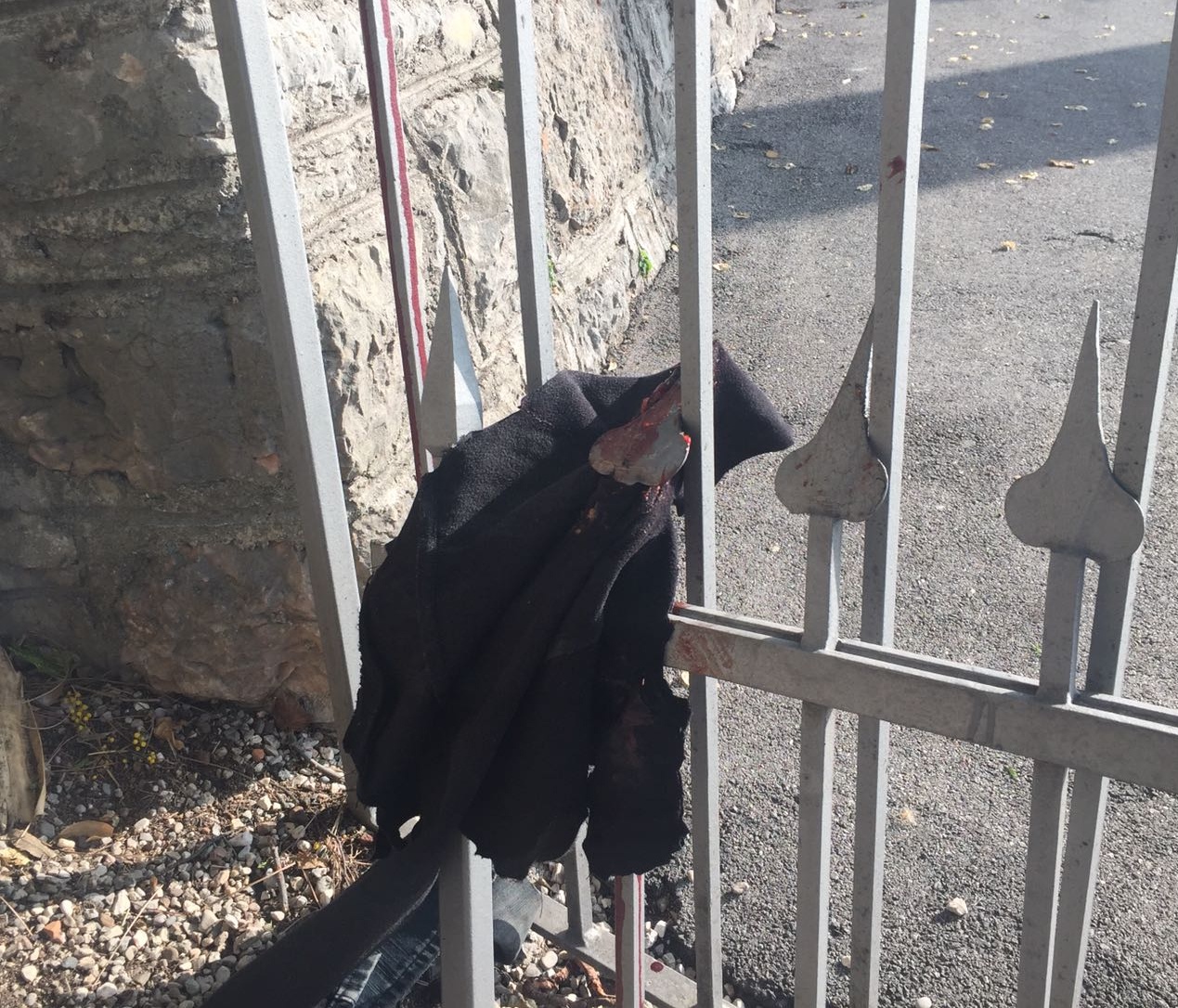 Gardone, uomo infilzato sulla cancellata