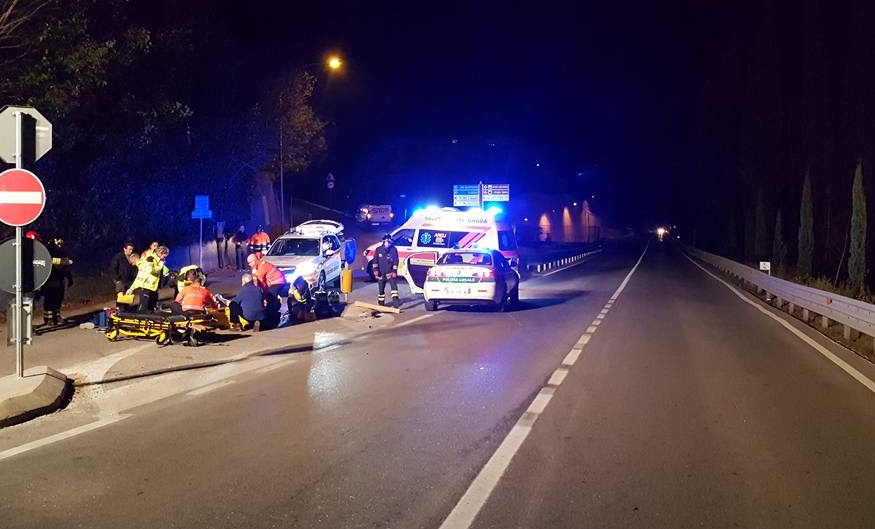 Grave frontale: rischia di perdere l’uso della gamba