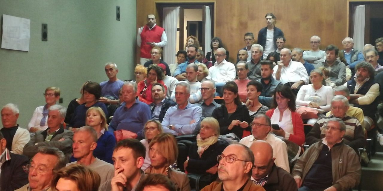 I cittadini si schierano: “Salvate la spiaggia Feltrinelli”