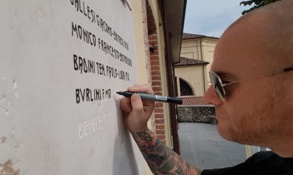 I volontari ripuliscono le targhe dimenticate