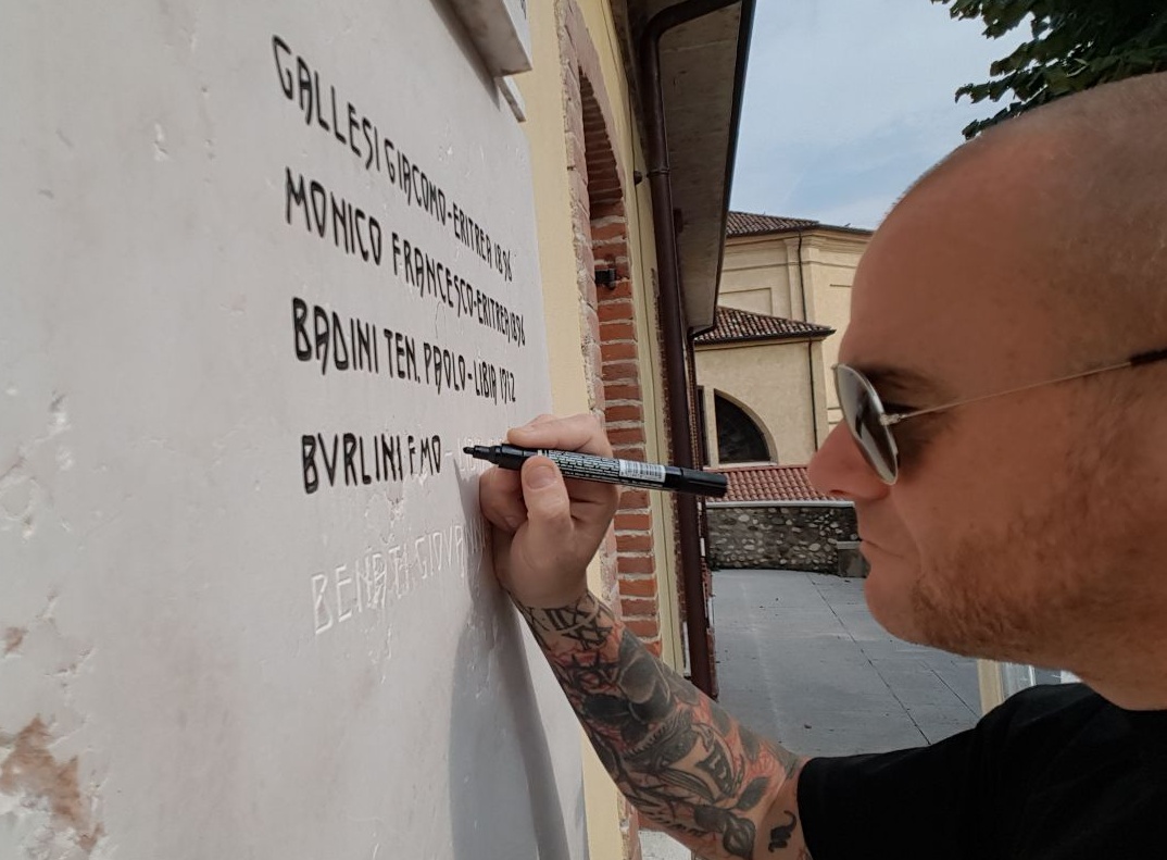 I volontari ripuliscono le targhe dimenticate