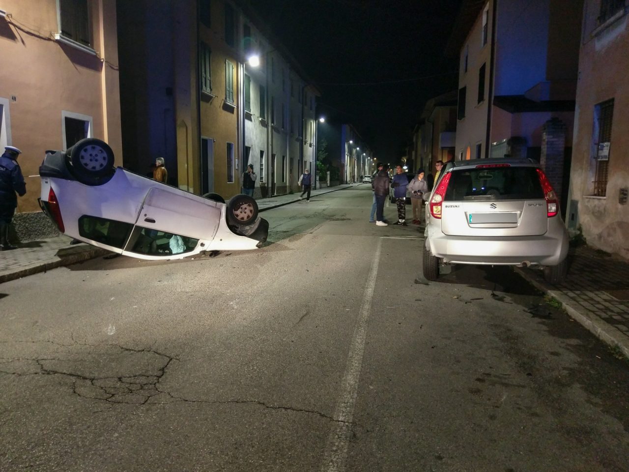 Automobile si ribalta donna in ospedale