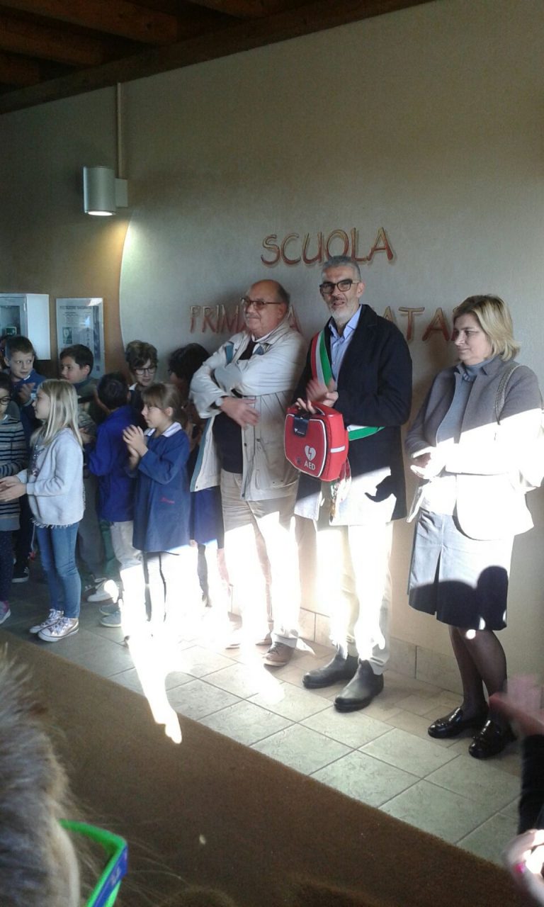 Donato un nuovo defibrillatore alla scuola