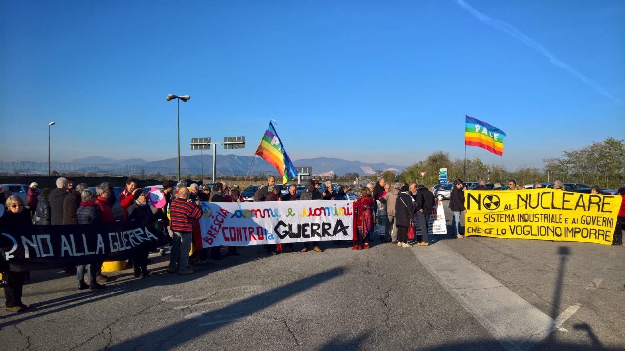 Manifestazione per la pace, presidio davanti alla base militare – LIVE
