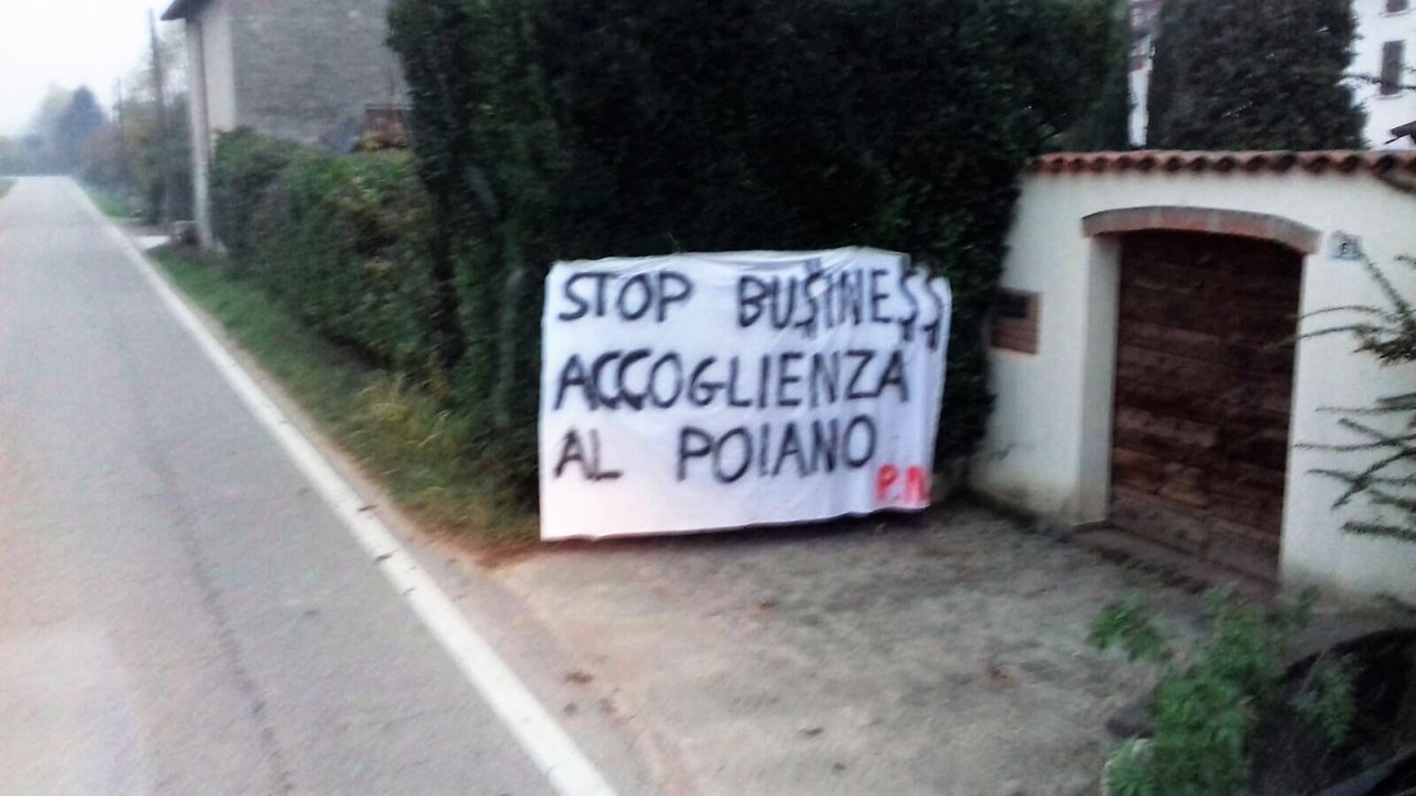 Stop accoglienza spunta lo striscione
