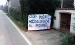 Stop accoglienza spunta lo striscione