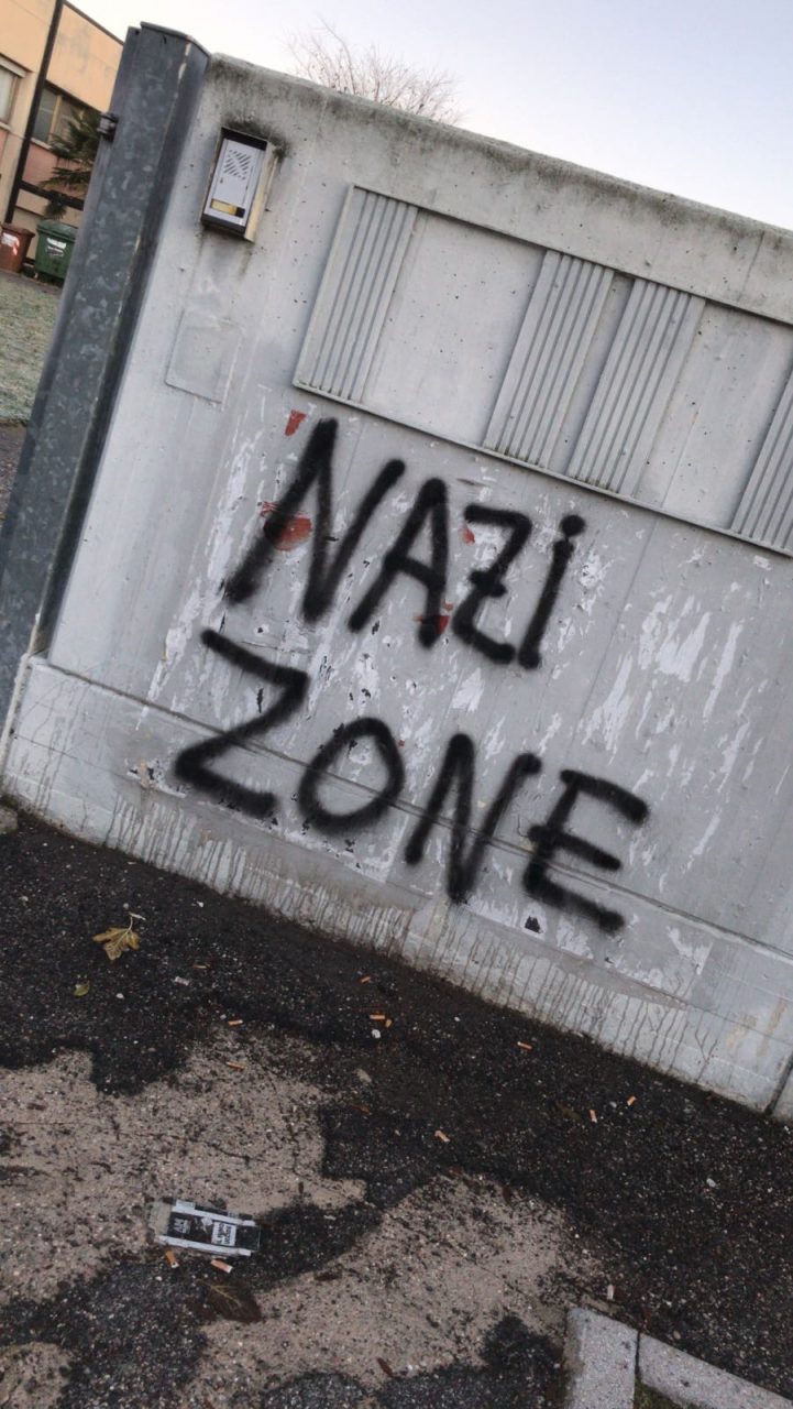 Scritte neonaziste sul muro della scuola