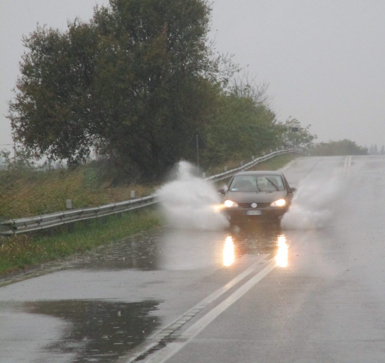 Strada allagata con le piogge abbondanti