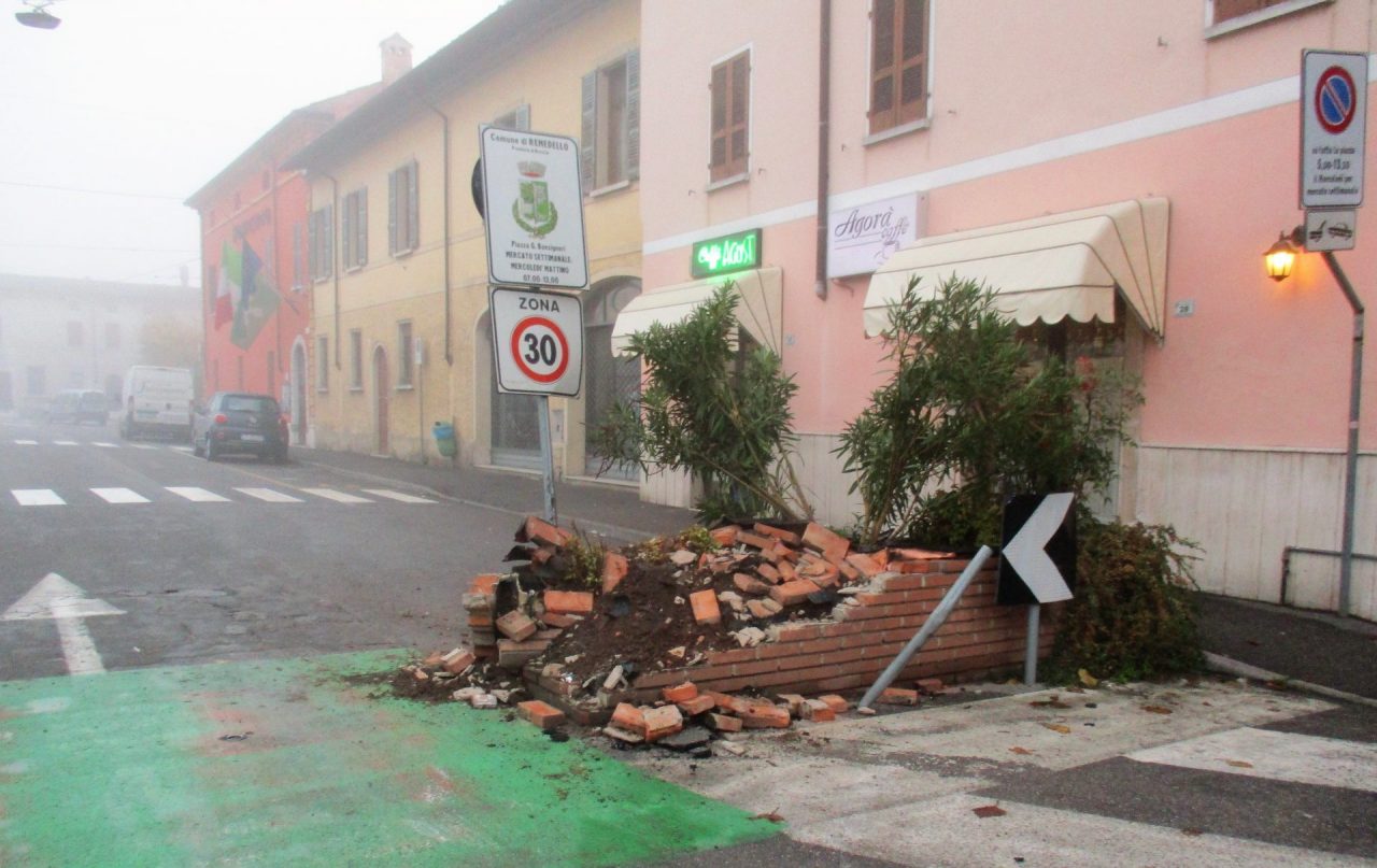 Tragedia sfiorata auto distrugge la fioriera