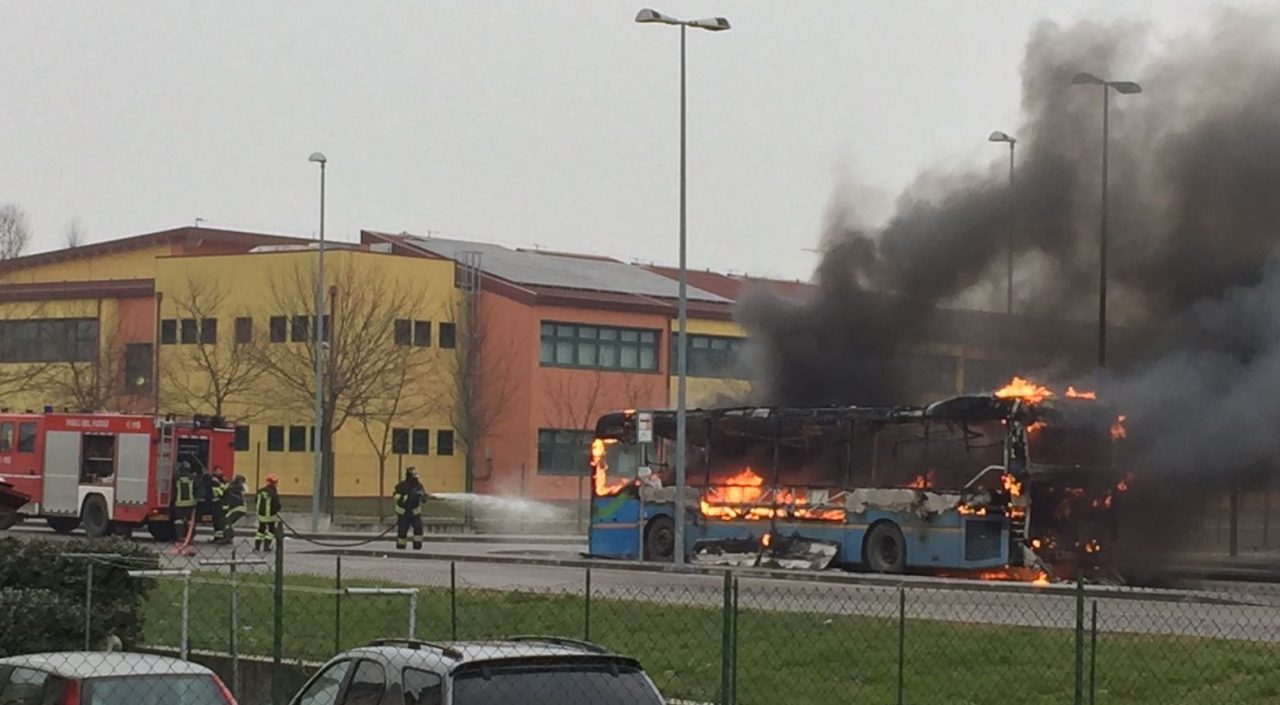 INCENDIO: pullman in fiamme!