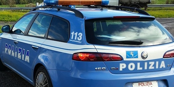 Rapina la sala slot e fugge con un ostaggio IL VIDEO