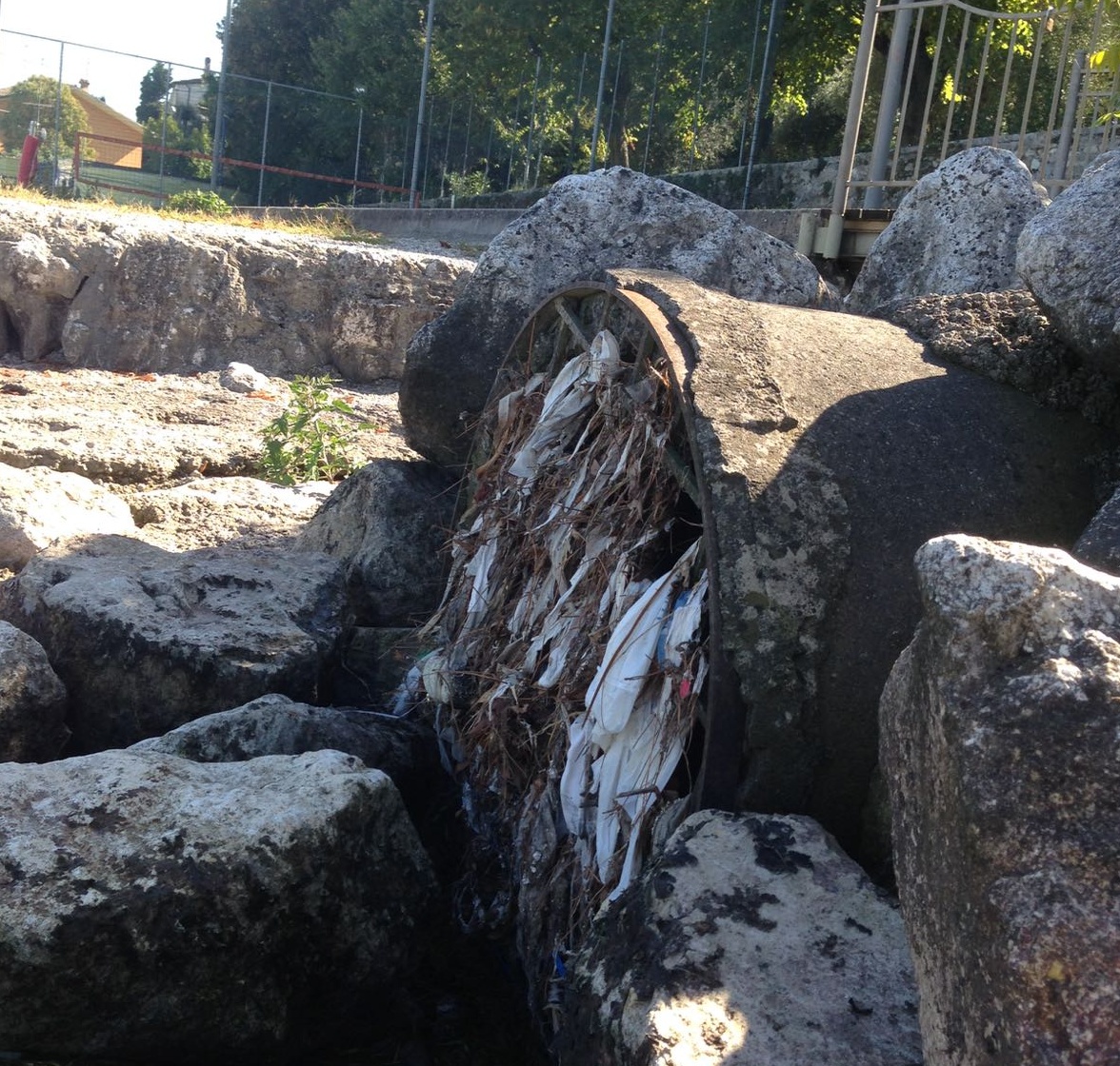 Il M5S chiede manutenzione sugli scarichi a lago