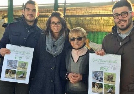 Il bel gesto: donano cibo al canile