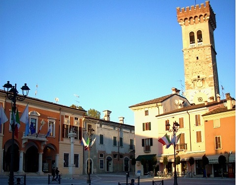 Il municipio di Lonato si colora di blu