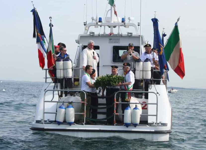 Il saluto ai caduti dei marinai