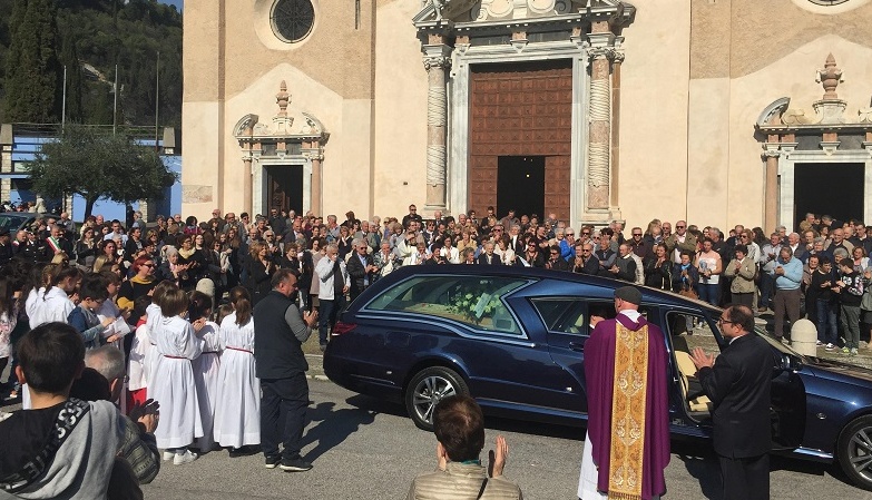 Il saluto della comunità a don Fausto