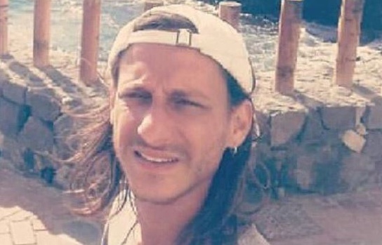 Il tumore lo rese calvo. Ora è parrucchiere