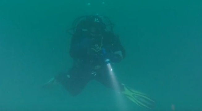 Il video del recupero dell’aereo precipitato nel Garda