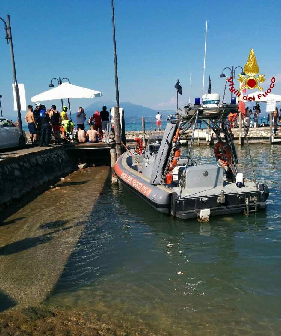 Imbarcazione in fiamme tra Peschiera e Sirmione