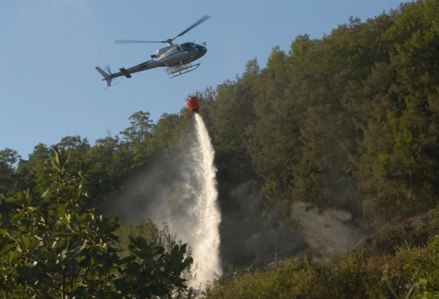 In fiamme i boschi dell’Alto Garda