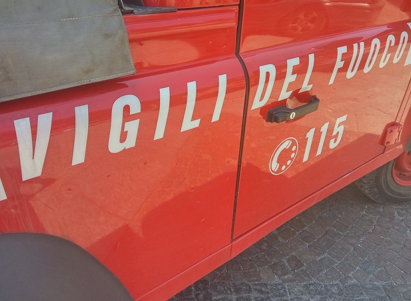 Cade dalla scala e muore infilzato nella recinzione