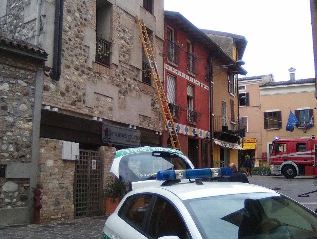 Polizia e vigili del fuoco in via Parrocchiale