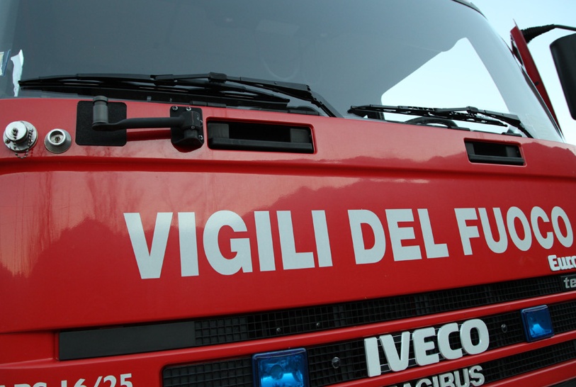 Incendio nella notte in via Valdini